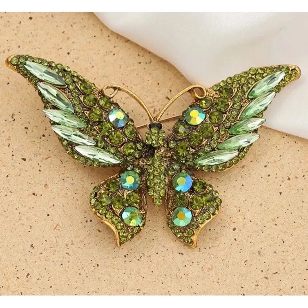 💚 Betsey Johnson stunning crystal butterfly brooch 💚
